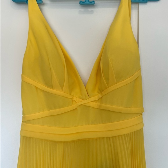 Beautiful yellow gown! - Picture 5 of 7